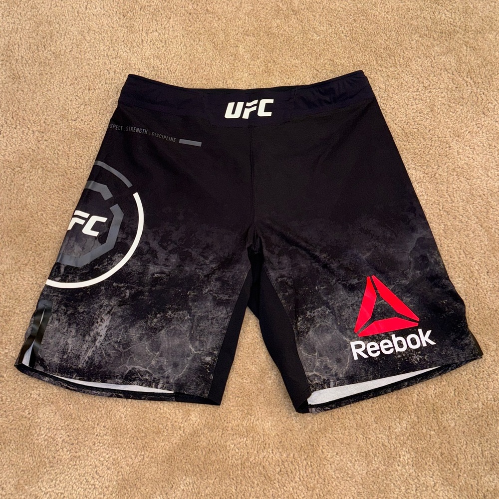 UFC Reebok shorts size 34 black/grey new without tags!